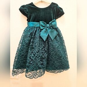 Elegant Green Velvet and Lace Dress